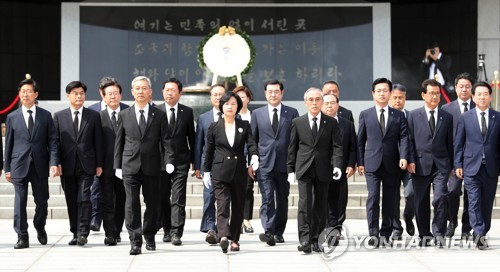 현충원 참배하는 추미애 대표