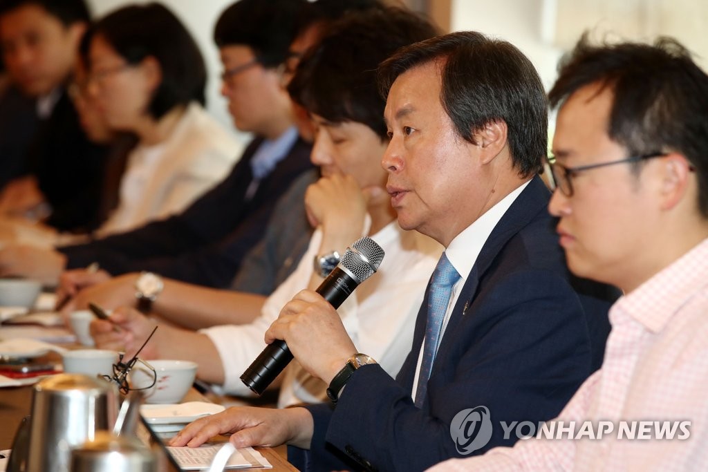 취임1주년 기자간담회 참석한 도종환
