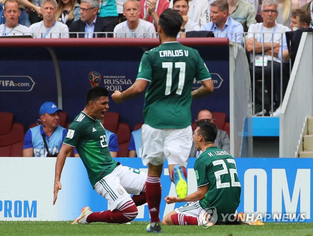 [월드컵] 첫 골 환호하는 멕시코