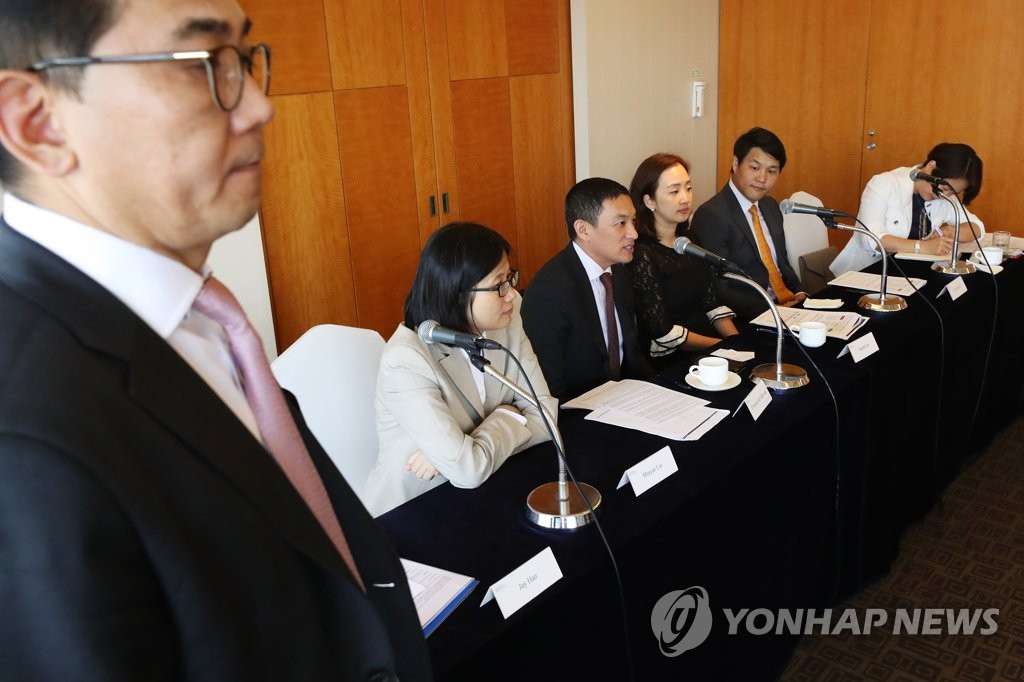 질문에 답하는 크리스티앙 드 구즈만