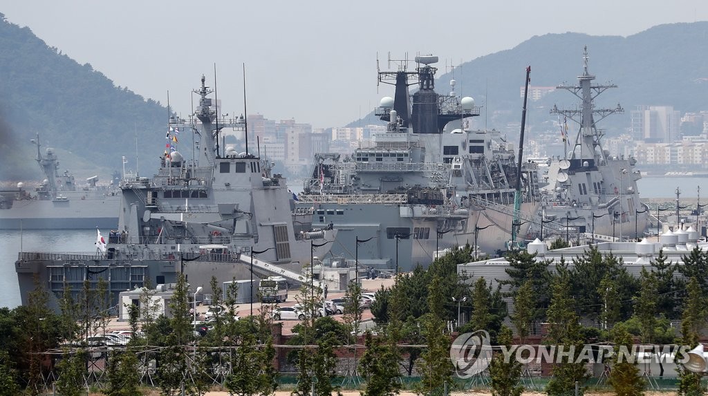 영국 해군 '앨비언 함' 부산항 입항