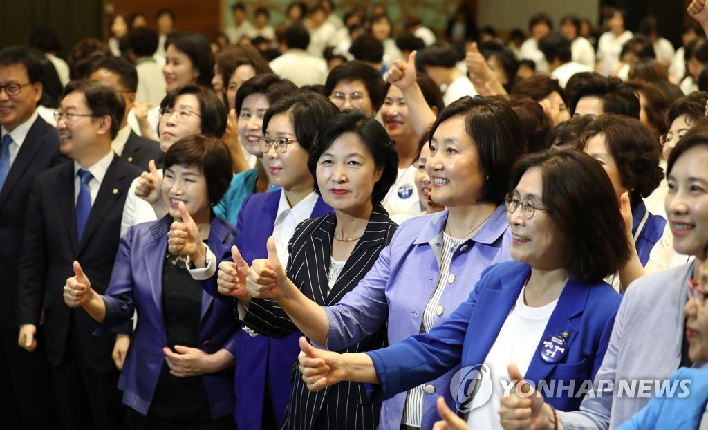 추미애, 여성당선자들과 엄지척!