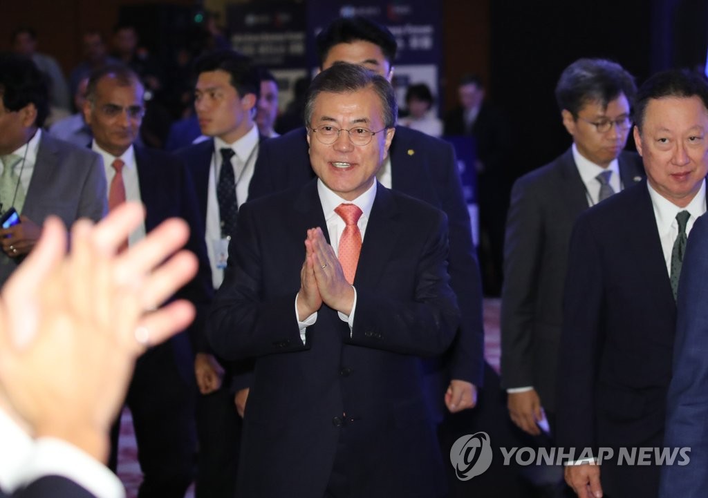 인도식 합장 인사하는 문 대통령