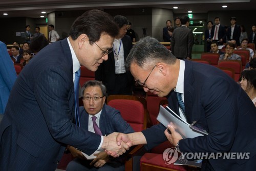 악수하는 최종구 금융위원장과 심성훈 은행장
