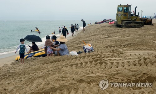 다시 피서객 맞을 채비하는 동해안 해수욕장