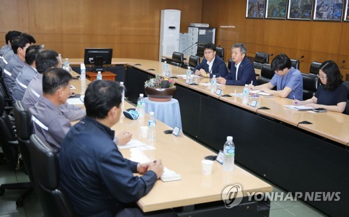 '노동시간 단축 관련' 철강업체 방문한 이인호 차관