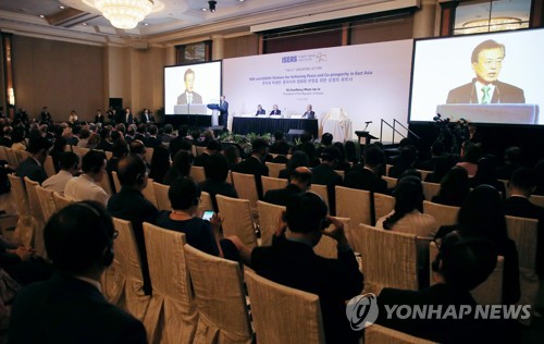 평화를 향한 아세안·싱가포르 노력에 경의 표한 문 대통령