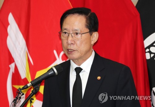 '6·25 전사자 유해 상호봉환' 추모사하는 국방장관