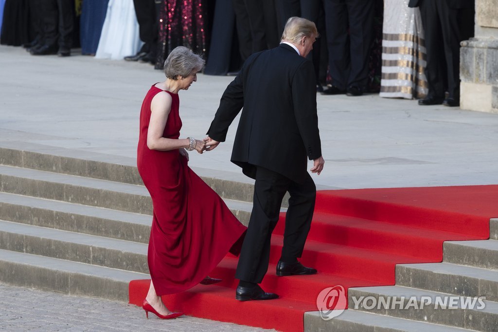 계단에서 메이 총리의 손 잡아준 트럼프 대통령