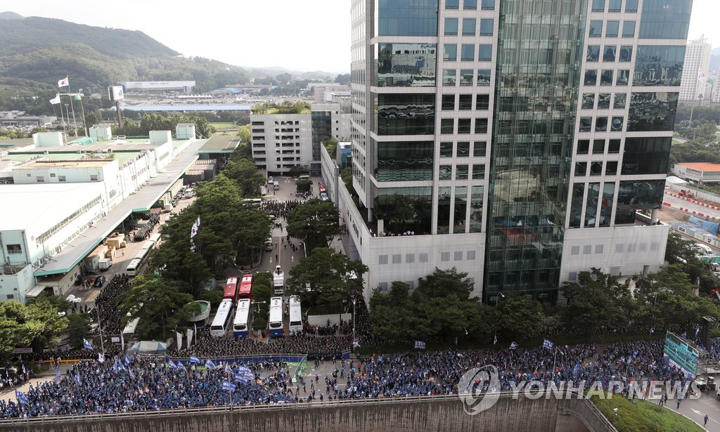 현대기아차 건물 둘러싼 금속노조