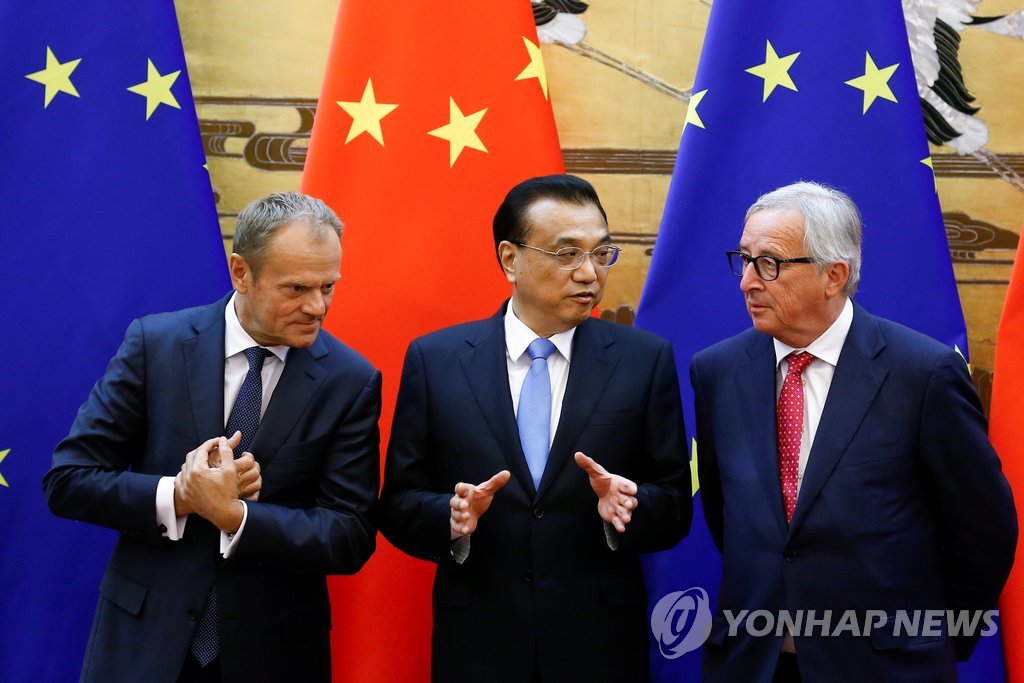 리커창 중국 총리(가운데), 도날트 투스크 유럽연합(EU) 정상회의 상임 의장(왼쪽), 장클로드 융커 EU 집행위원장[로이터=연합뉴스 자료사진]