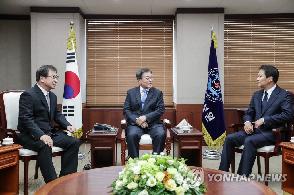 문 대통령, 국정원 찾아 국정원장과 환담