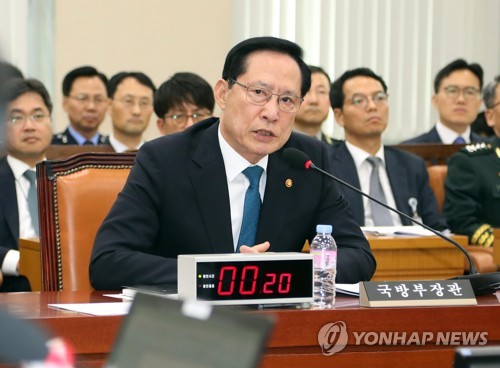 답변하는 송영무 국방장관