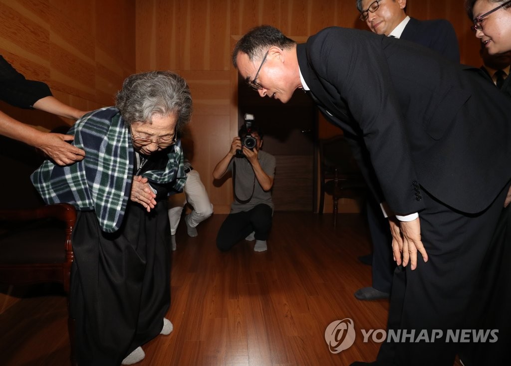 박종철 열사 어머니와 인사하는 문무일 검찰총장