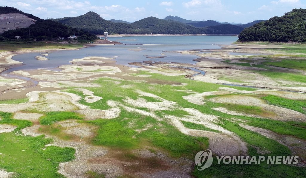 '폭염에 가뭄까지' 바닥 드러낸 나주호