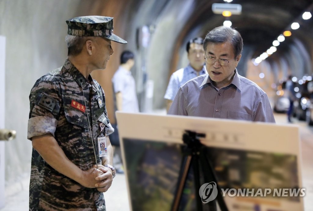 휴가 중인 문 대통령, 군 주요시설 방문