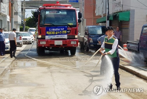 폭염 대응 주택가 물 뿌리기