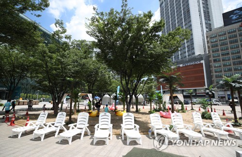 불볕더위에 아무도 없는 서울광장 미니해변