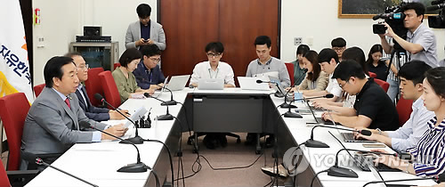 북한산 석탄 관련해 발언하는 김성태 원내대표