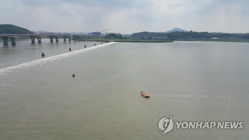 김포대교 아래서 전복된 소방 구조보트
