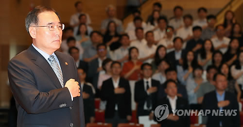 국기에 경례하는 이개호 장관