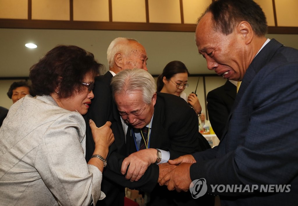 In this file photo taken on Aug. 24, 2018, Cho Sang-yong (2nd from R), 80, of South Korea, meets his elder brother Cho Deok-yong, 88, of North Korea at a hotel at North Korea's Kumgang Mountain resort on the east coast as part of inter-Korean family reunions. (Pool photo) (Yonhap)