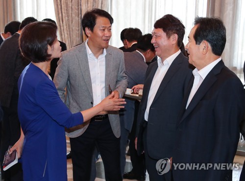 여당 의원들과 대화하는 임종석 비서실장
