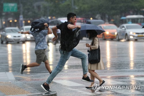 비 내리는 광화문…'뛰어'