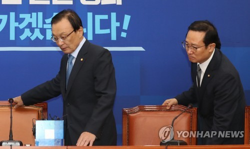 자리에 앉는 이해찬과 홍영표
