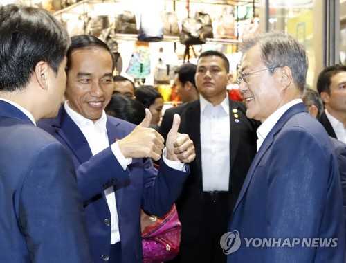 조코위 대통령, 문 대통령에게 '두 손 엄지 척'