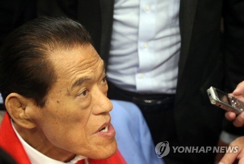 인터뷰하는 이노키 일본 의원