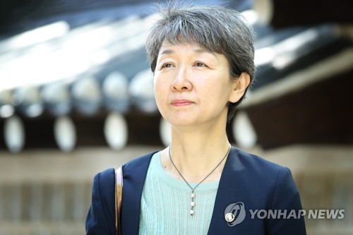 생각에 잠긴 정재숙 문화재청장