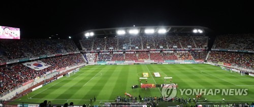 수원월드컵경기장 가득 채운 축구팬들