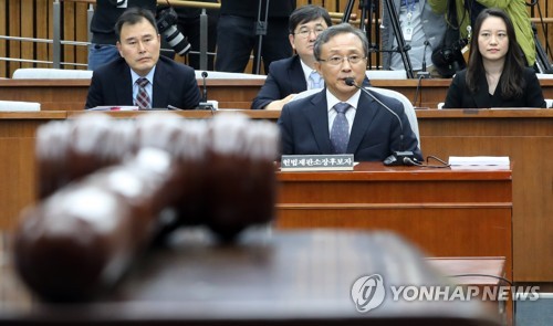 의사봉 앞의 유남석 헌재소장 후보자