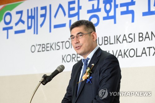 발언하는 우즈베크 고용노동부 장관
