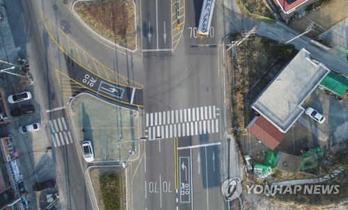 교차로서 차량 감지해 신호 바꾸는 신호등