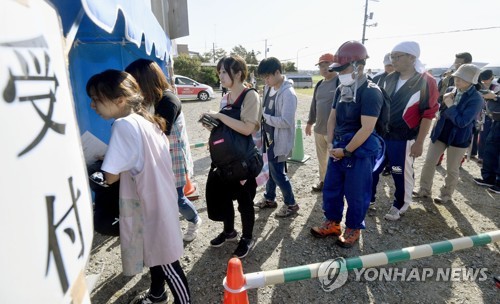 일본 강진 피해 홋카이도에 달려온 자원봉사자들