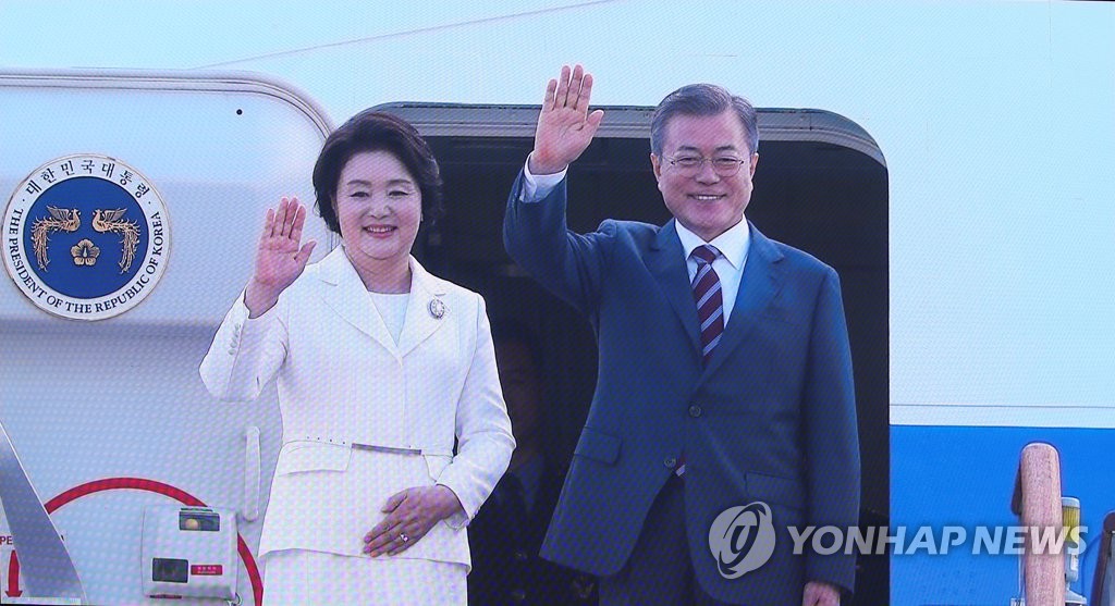 South Korean President Moon Jae-in (R) and his wife Kim Jung-sook wave before boarding Air Force One for a three-day trip to Pyongyang on Sept. 18, 2018. (Yonhap)