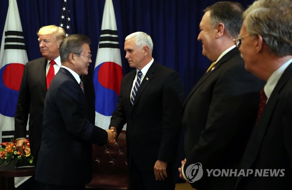 마이크 펜스 부통령과 악수하는 문 대통령