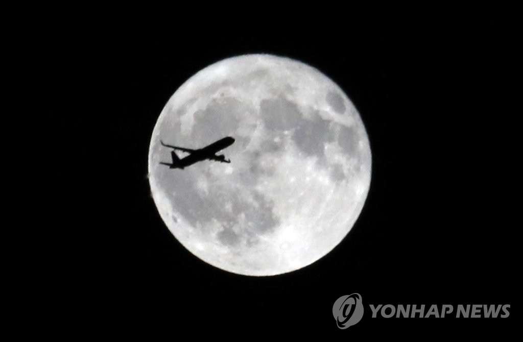 작년 추석때 포착된 보름달[연합뉴스 자료사진]
