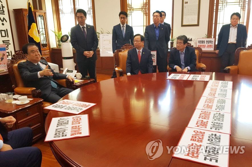 문희상 의장 항의방문하는 자유한국당 의원들