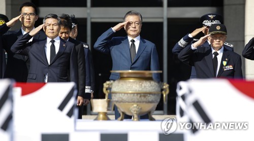64위의 국군 전사자에게 경례하는 문 대통령