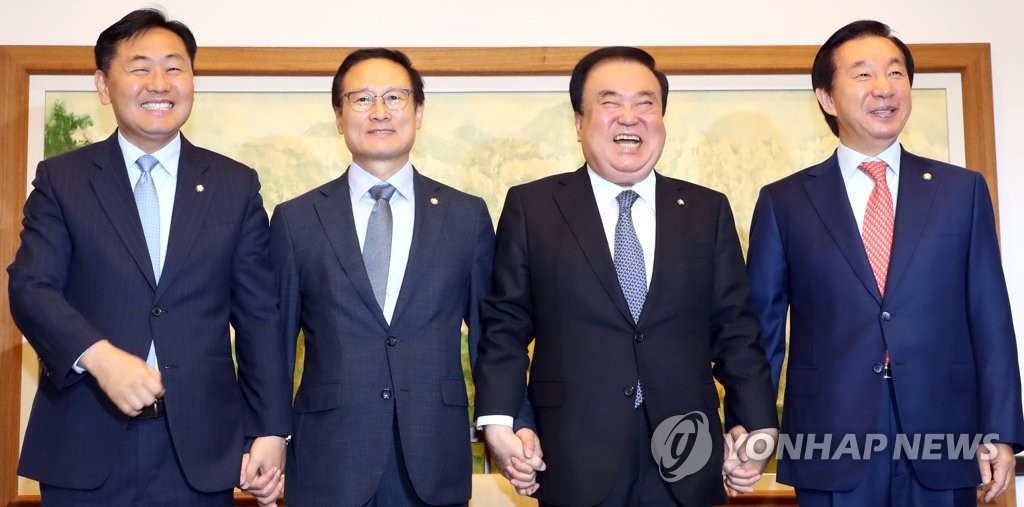 웃으며 손잡은 국회의장과 교섭단체 원내대표