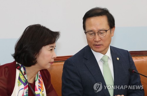 박경미 의원과 이야기하는 홍영표 원내대표
