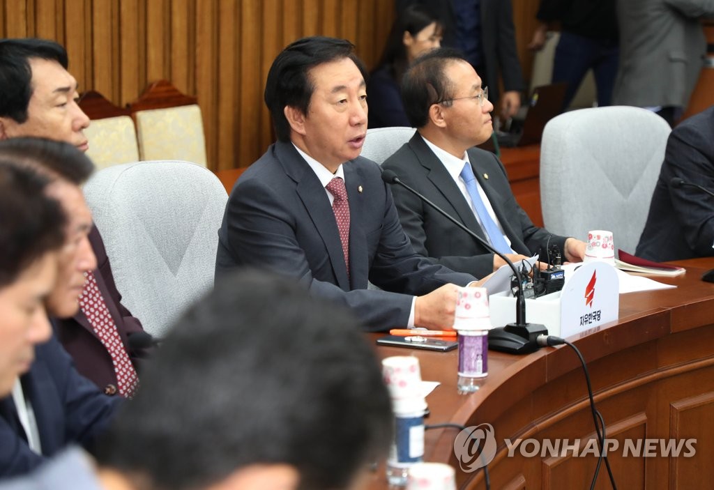 원내대책회의에서 발언하는 김성태 원내대표