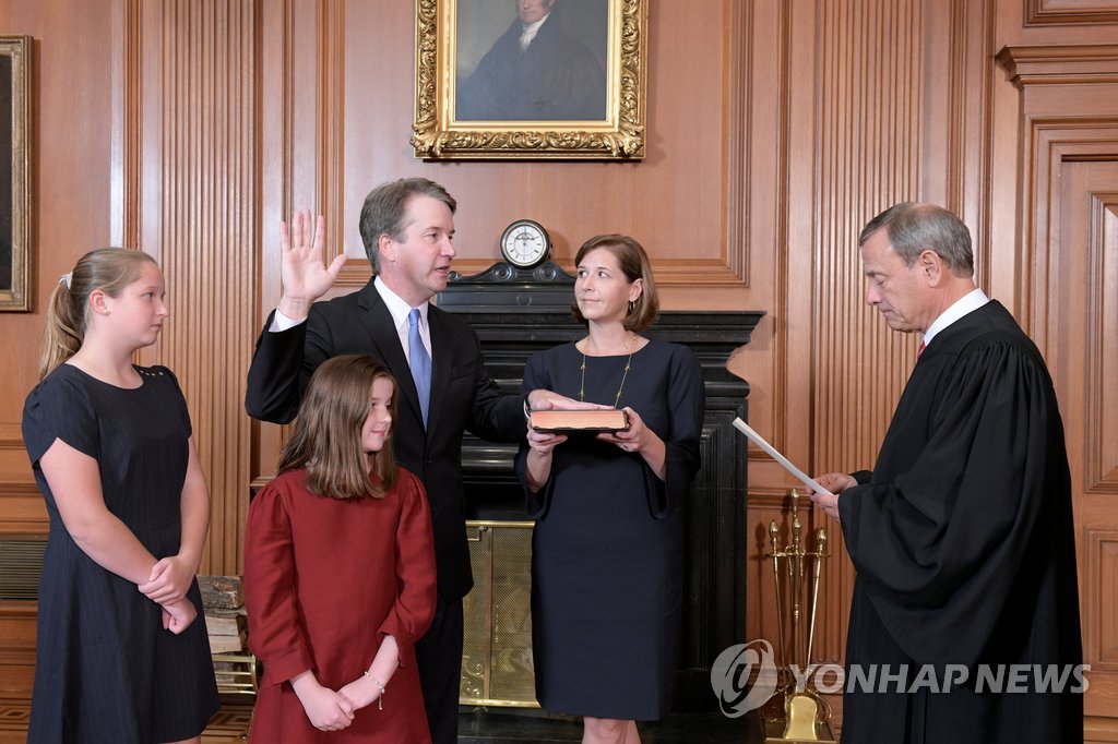 美상원, 캐버노 대법관 후보자 인준…美대법원 무게추 보수로