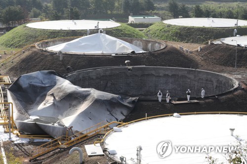 저유소 화재 현장 조사하는 소방 관계자들