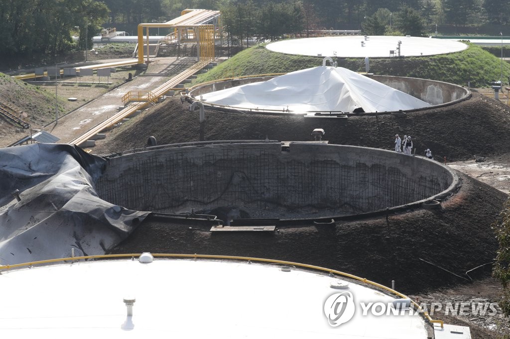 저유소 화재 현장 조사하는 소방 관계자들