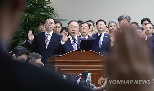 선서하는 홍남기 국무조정실장
