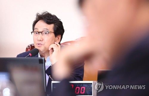 질문하는 안민석 위원장